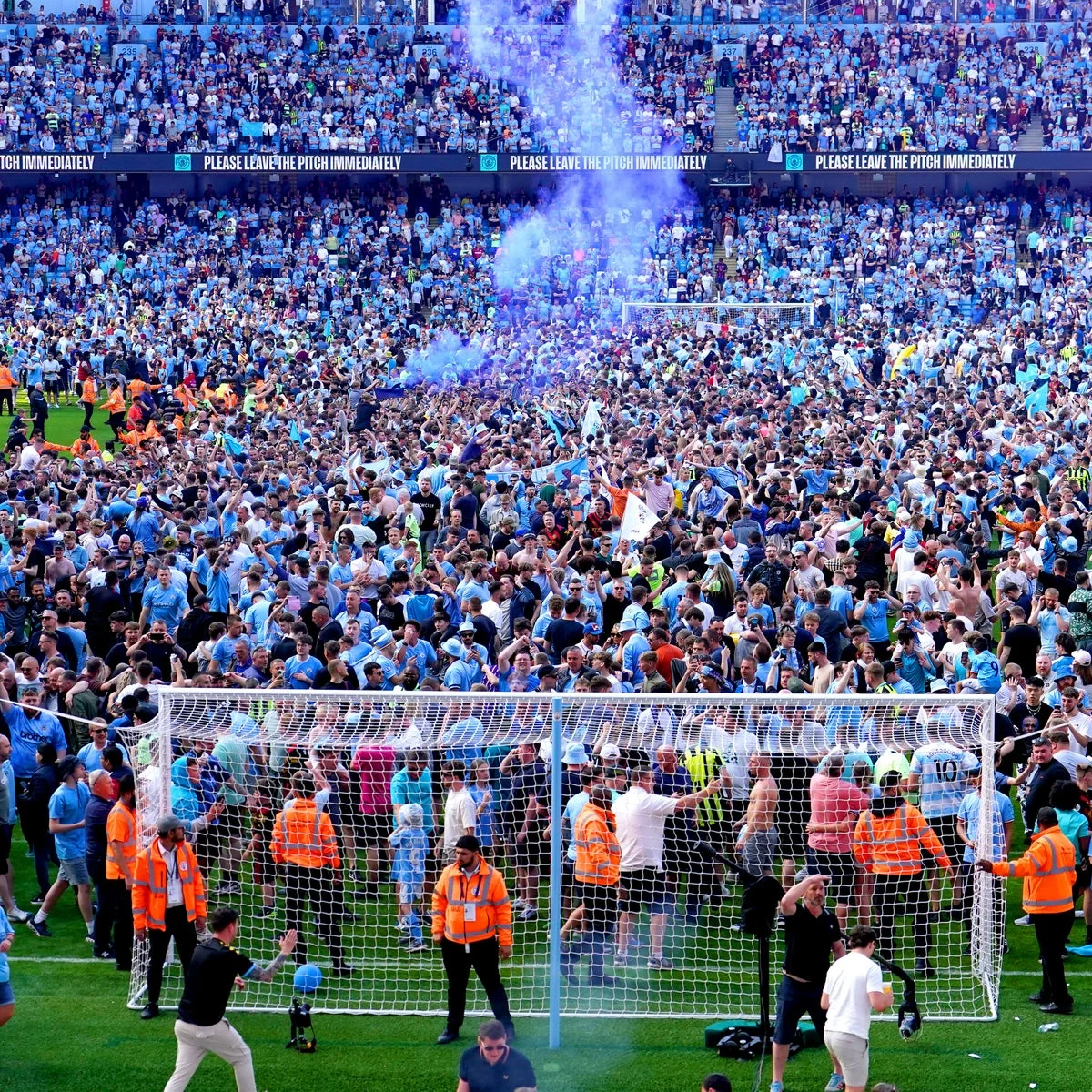 德甲球迷庆祝胜利，分享开云体育的喜悦